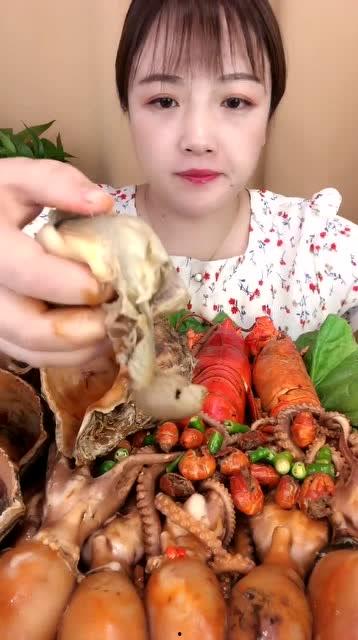 女孩吃内脏的瓜,内脏美食的诱惑之旅