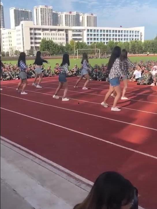 军训女团舞吃瓜,吃瓜群众围观的热辣现场