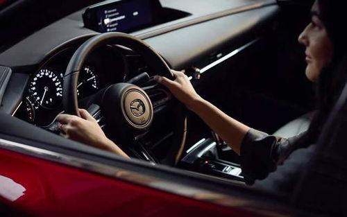 马自达倒车吃瓜,一幕引发网友热议