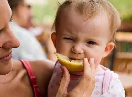 吵架现场吃瓜图片搞笑,吵架现场竟成搞笑秀场!