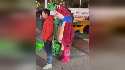 卖青蛙路边吃瓜,夏日街头一景